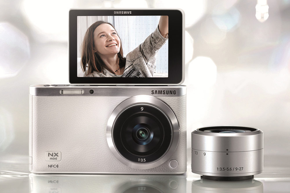 Samsung NX Mini with the 2 lenses available for it. Image: Samsung