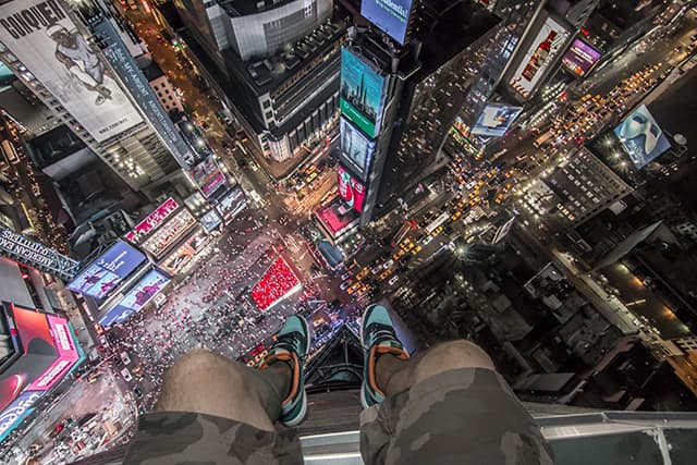 Daredevil photographer scales New York buildings with DSLR to take awe ...