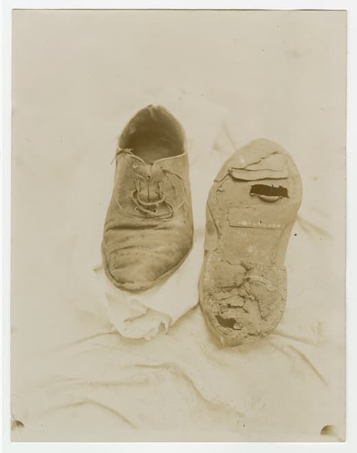 Cadaver of an unknown individual appears in an advanced state of decomposition. He was later identified by his shoes." (in O Século, 04.09.1935)