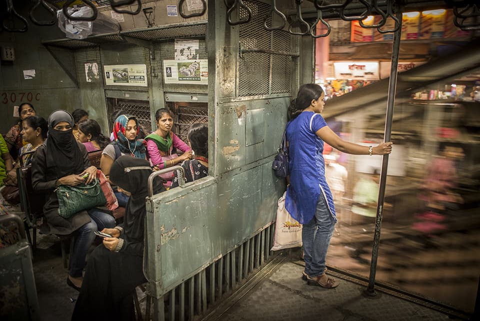 Indien / Maharashtra / Mumbai (Zug: Western Railway, Mumbai, Vorortbahn) Die Nahverkehrszüge Mumbais werden täglich von über 7,5 Millionen Menschen genutzt. Damit ist es das geschäftigste Nahverkehrsnetz der Welt. Für Frauen gibt es abgetrennte Abteile um sexuelle Belästigung einzudämmen.