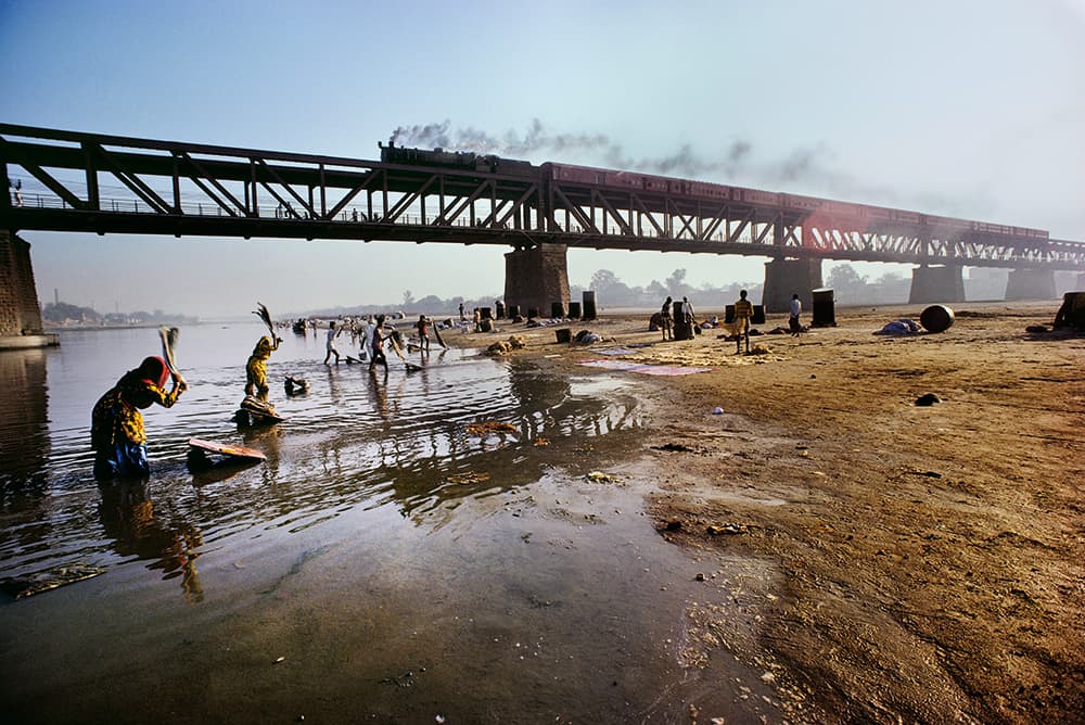 Steve McCurry Agra 1983 women wash clothes Yamuna River