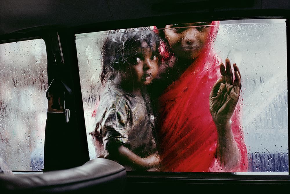Steve McCurry Mumbai 1993. Mother and child at car window