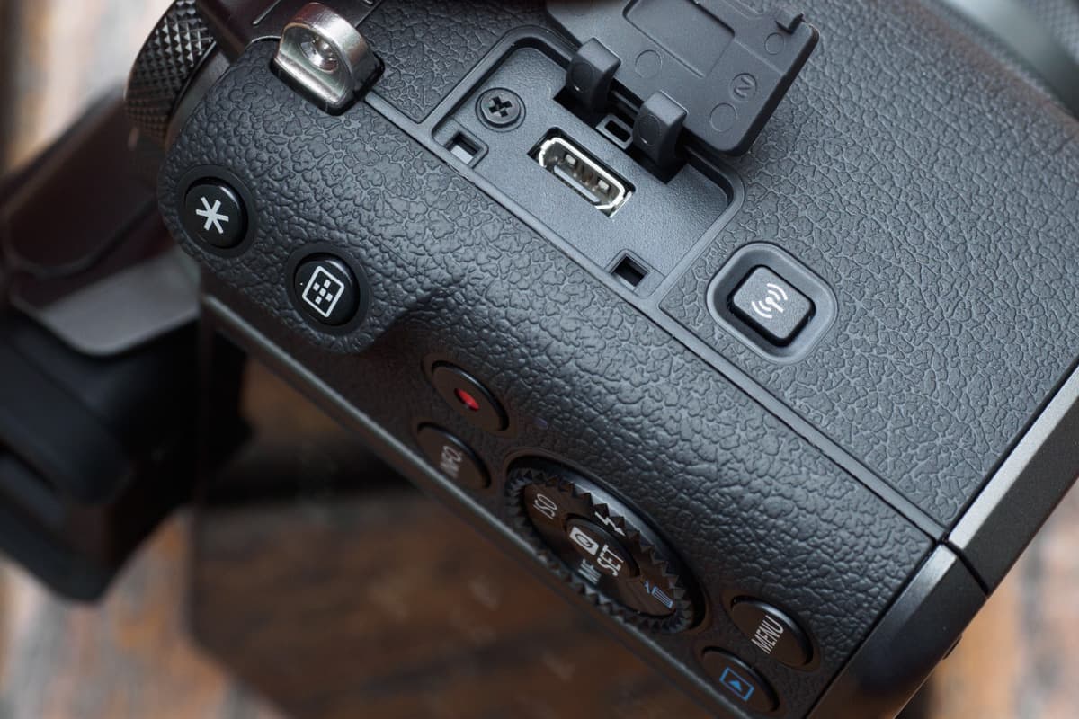 Canon EOS M5 connect button