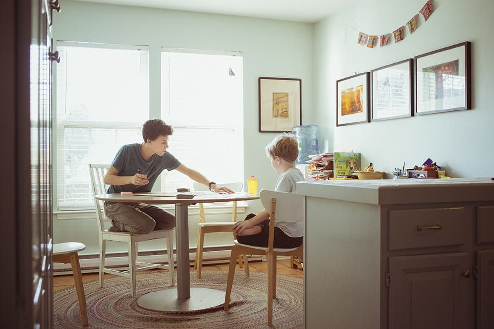 Amy Drucker children in kitchen