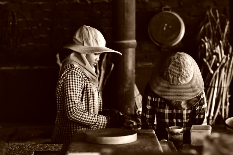 Nikon D5500 - Market workers, Kep Province. Image: Matt Golowczynski
