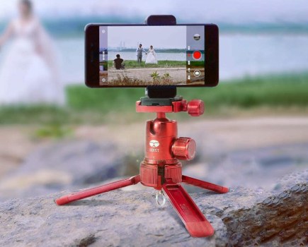 The Sirui 3T-35 tripod is well suited for use with smartphones due to it's size. Smartphone adapter sold separately depending on location.