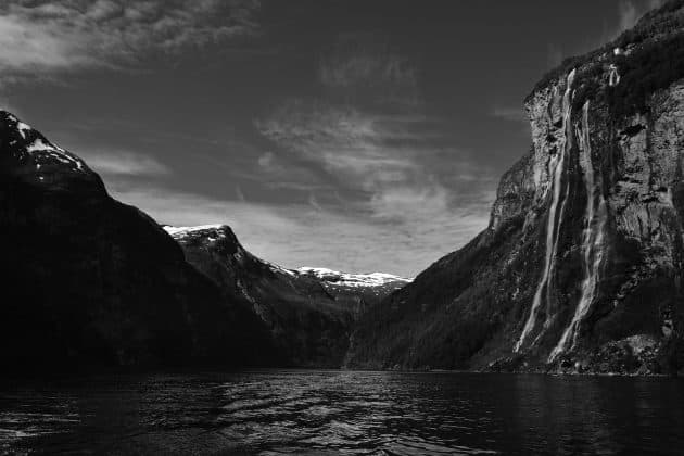 Nikon D7500 black and white sample image, landscape with a lake surrounded by mountains