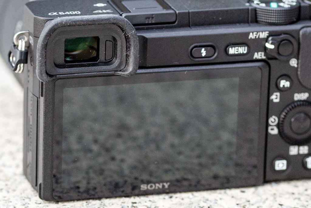 Sony A6400, viewfinder and LCD screen