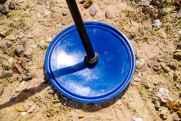 DIY hacks use plates with tripod on beach