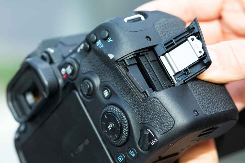 Canon EOS 90D SD card slot