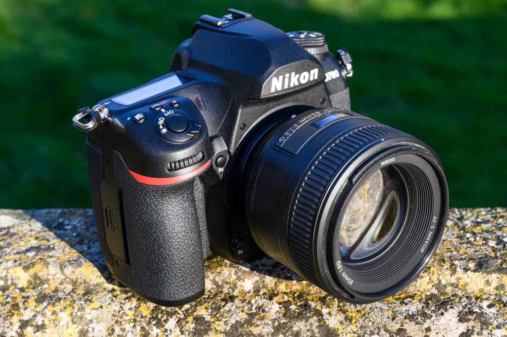 Nikon’s last great DSLRs is now cheaper than ever – with a lens!