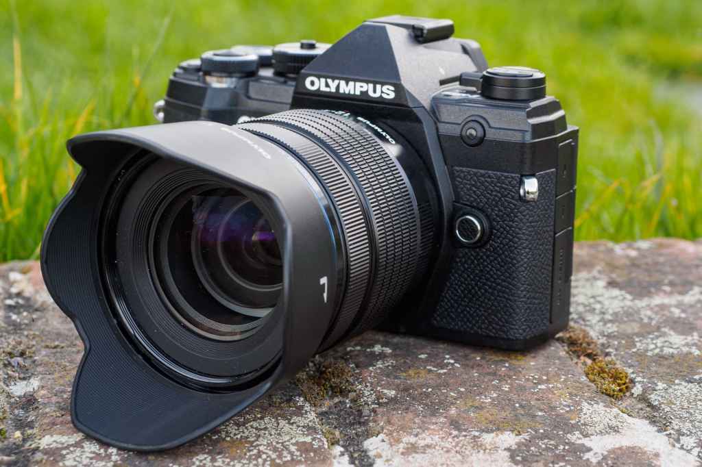 Olympus M.Zuiko Digital ED 12-45mm F4 Pro lens with lens hood, mounted on OM-D EM5-III Micro Four Thirds Camera