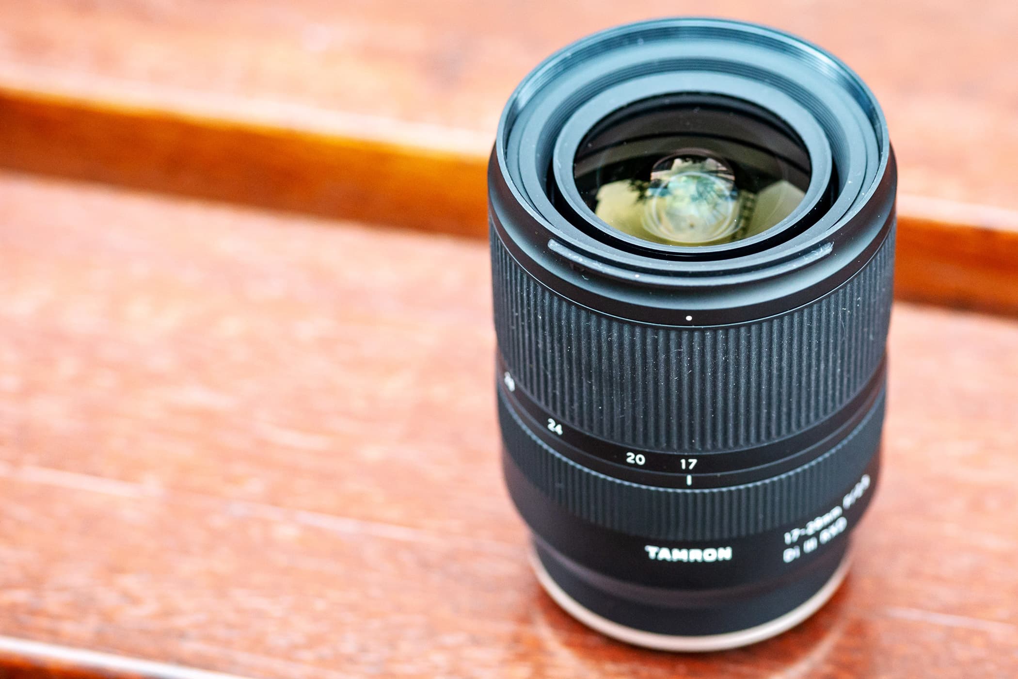 The lens sports a 67mm filter thread - unusually small for a wideangle zoom. prime vs zoom lens