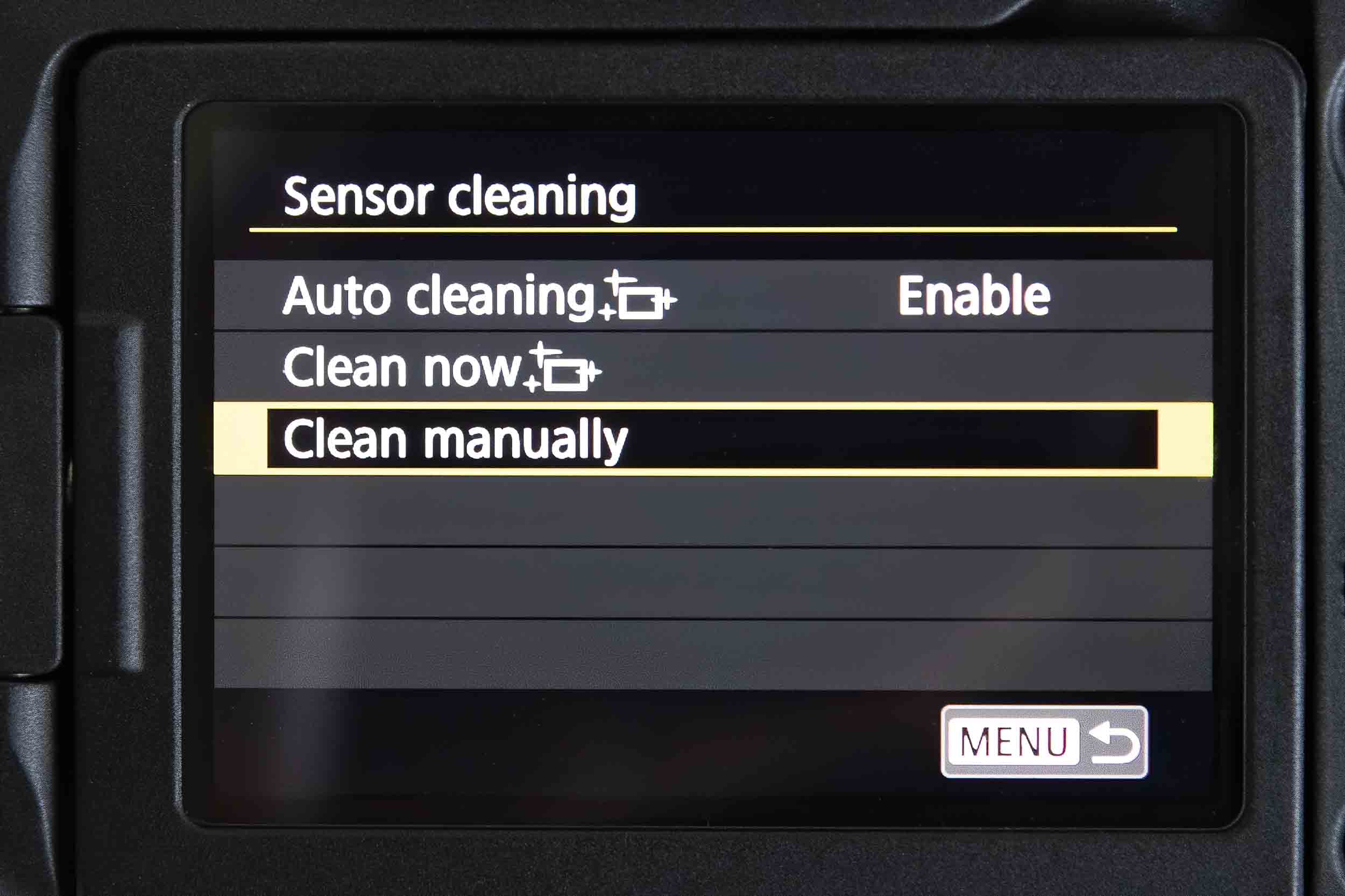 Activating manual cleaning on a DSLR