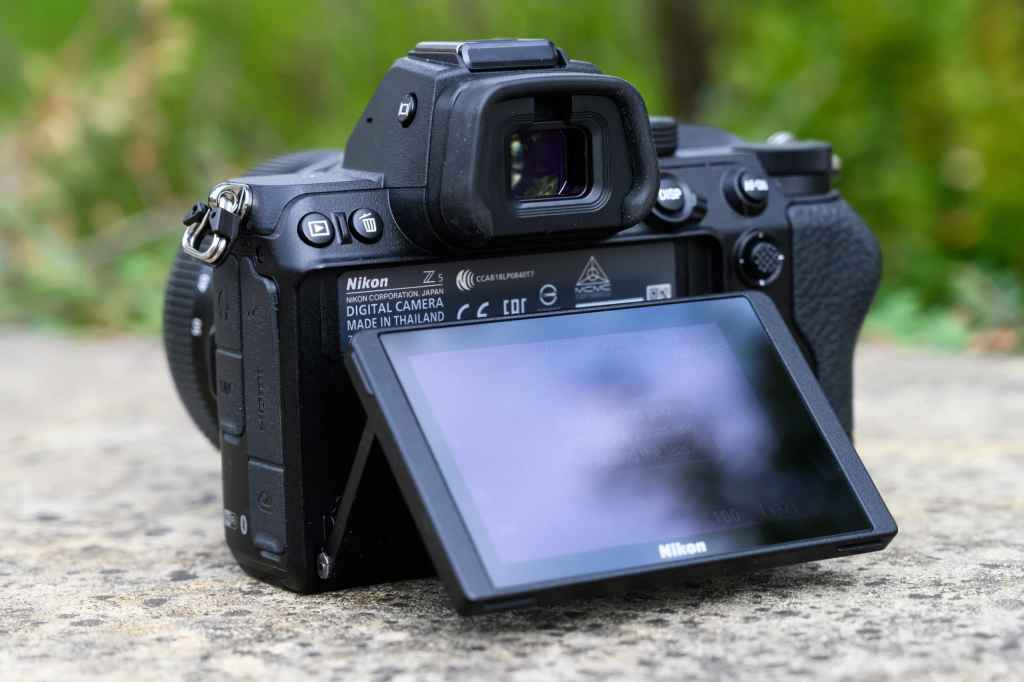 Nikon Z5 LCD touch screen