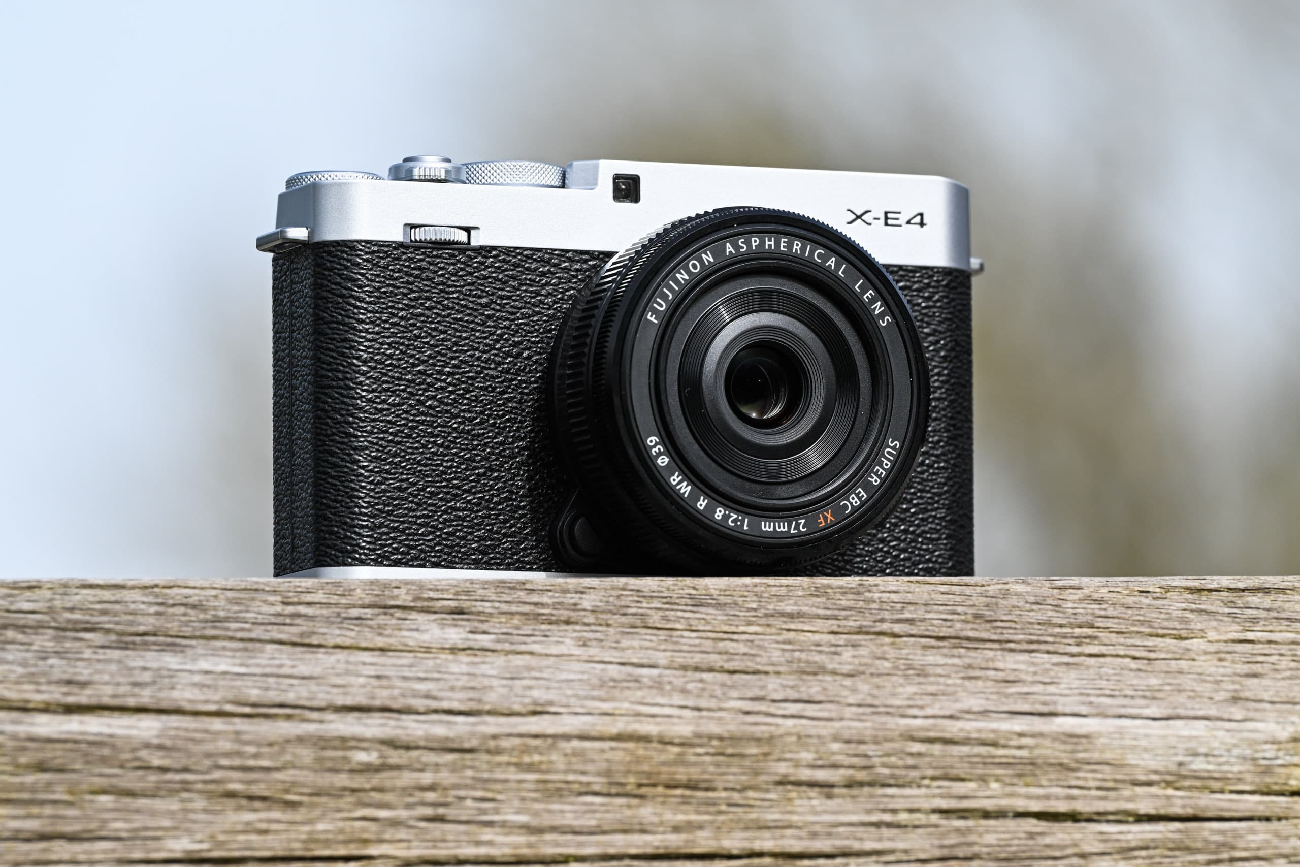 限定品】 FUJIFILM X-E4 S R WR (シルバー) XF23mmF2 フィルムカメラ