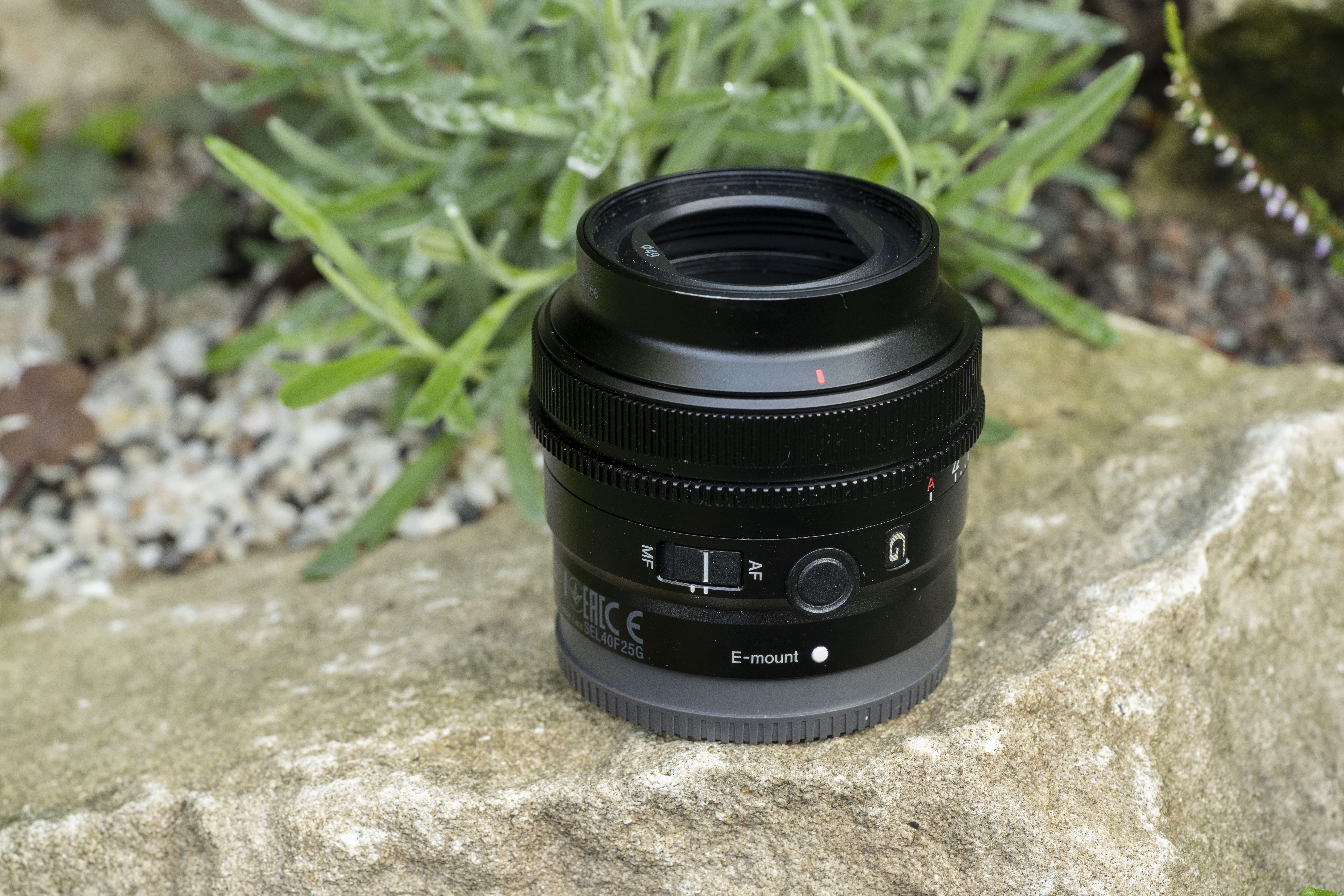 Sony FE 40mm f2.5 G Lens and controls.