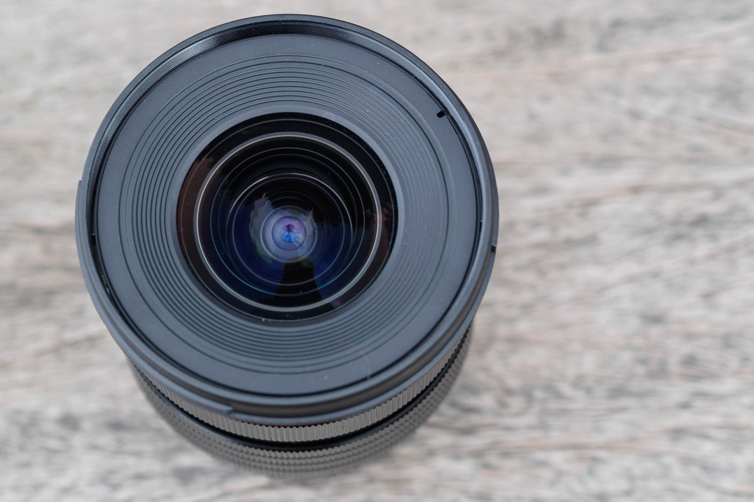 A 72mm thread surrounds the front element, making the 8-25mm a better choice for filter users than the 7-14mm f/2.8. 