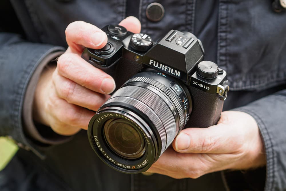 lightest mirrorless camera 2021