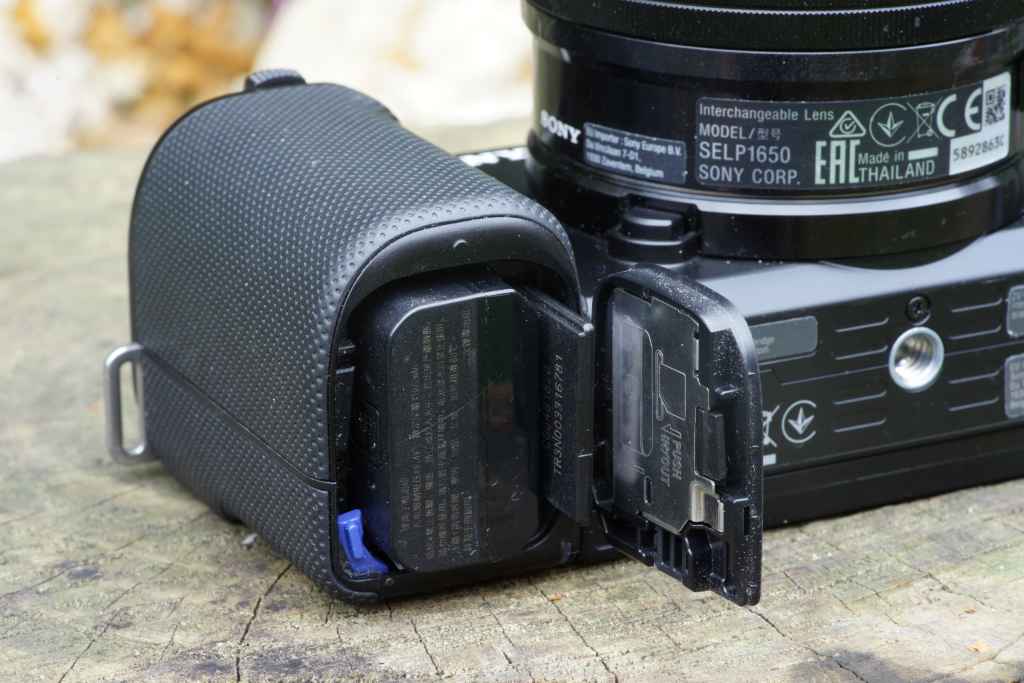 Sony ZV-E10 Battery compartment