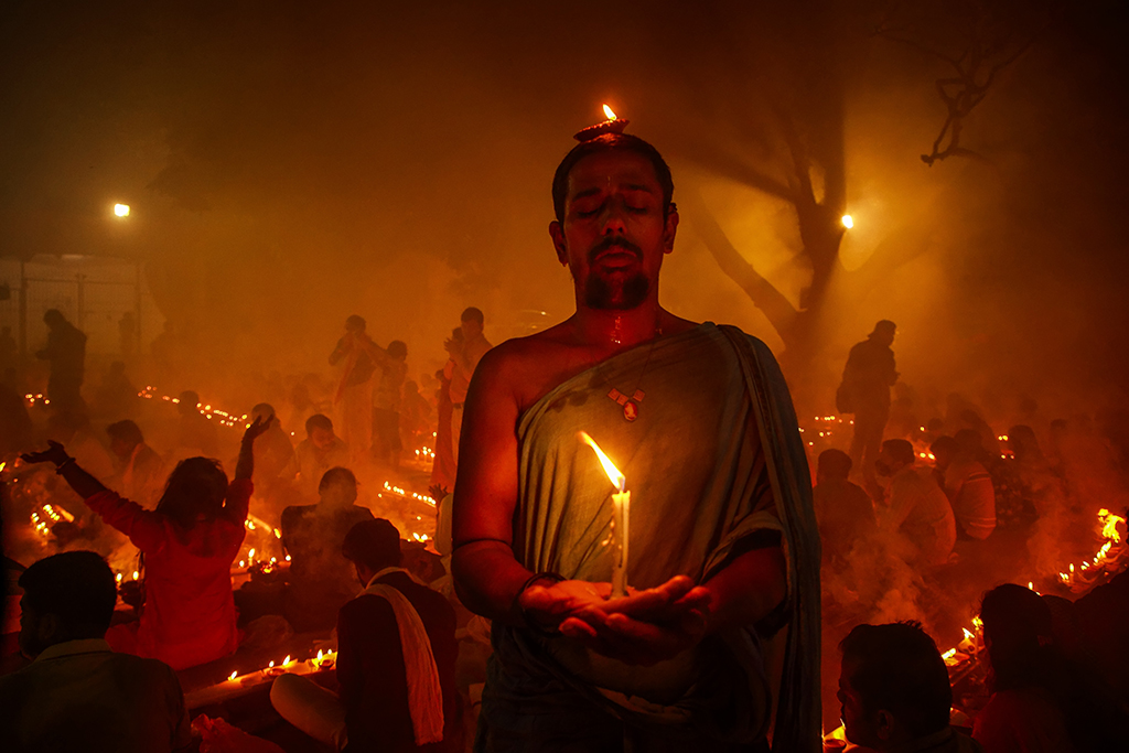 Hindu devotees worship and pray by Muhammad Amdad Hossain young amateur photographer of the year 2021 winner