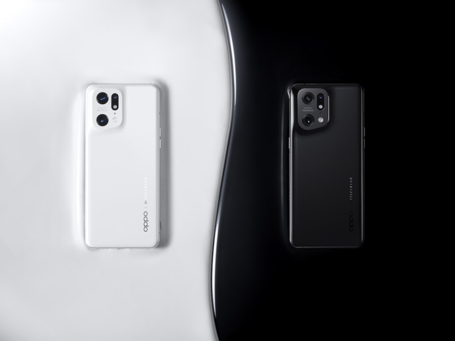 The OPPO Find X5 Pro in white and black versions