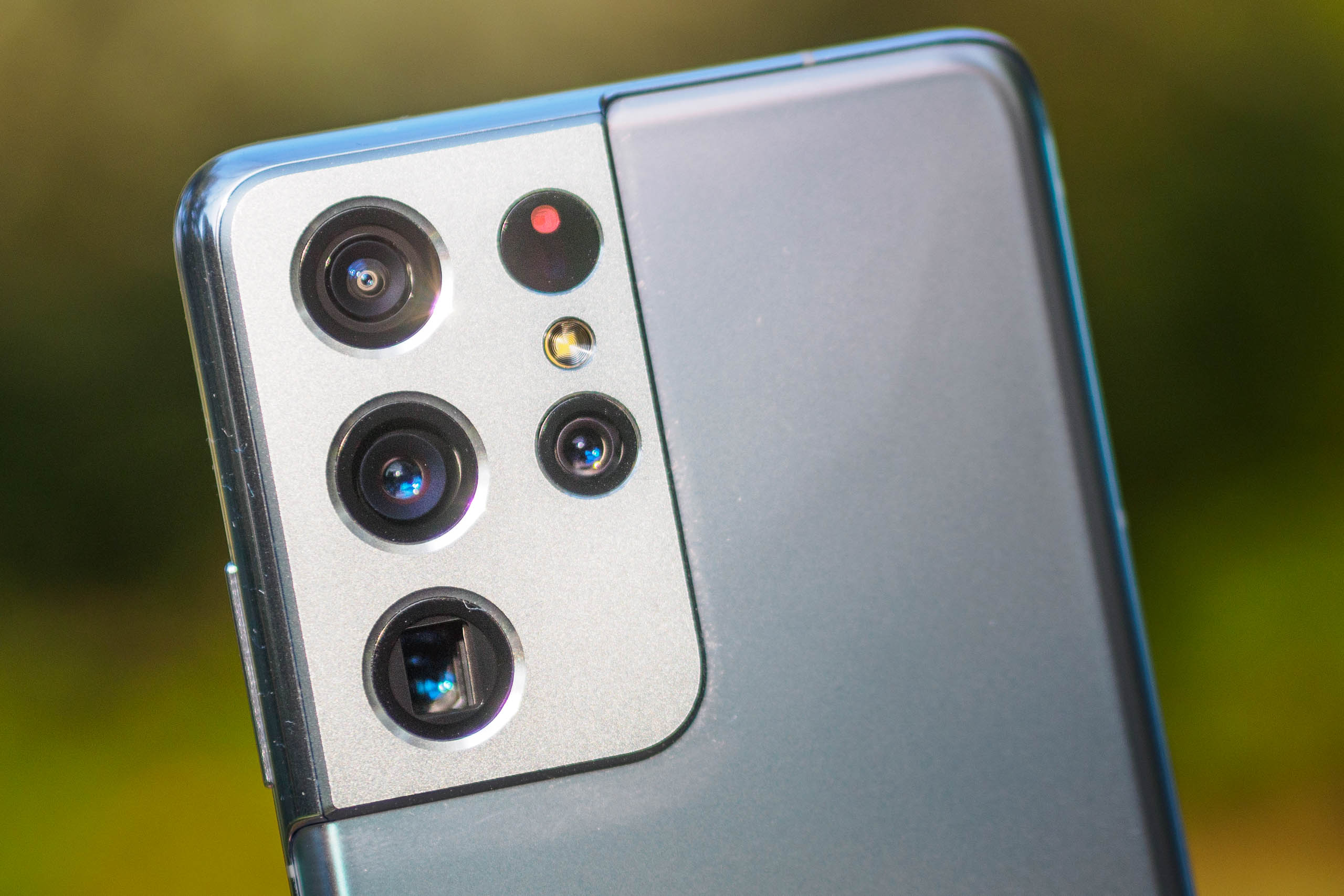 Bạn đang quan tâm đến camera của Samsung Galaxy S21 Ultra và muốn biết thêm về khả năng chụp ảnh của thiết bị? Video này sẽ cung cấp cho bạn tất cả các thông tin về khả năng chụp ảnh bằng camera cơ bản và cả camera ống kính siêu tele của nó - là một trong những điểm nhấn của sản phẩm này.