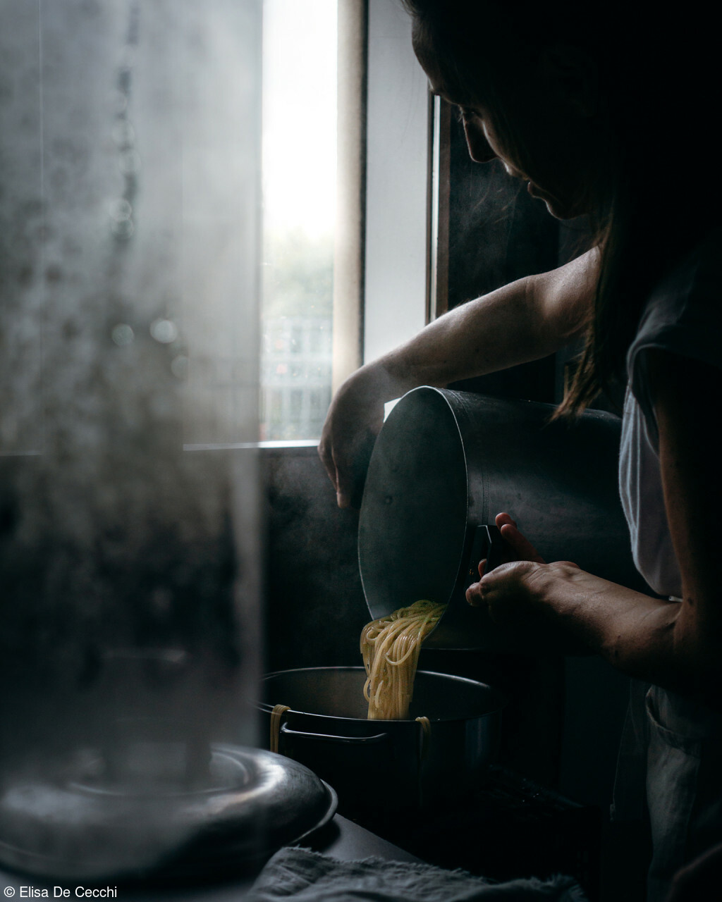 Draining pasta by the window. © Elisa De Cecchi/Pink Lady® Food Photographer of the Year 2022