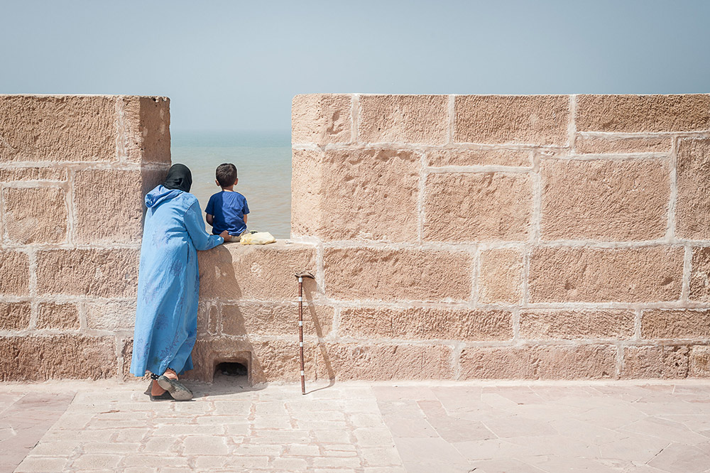 woman and children looking over a wall travel