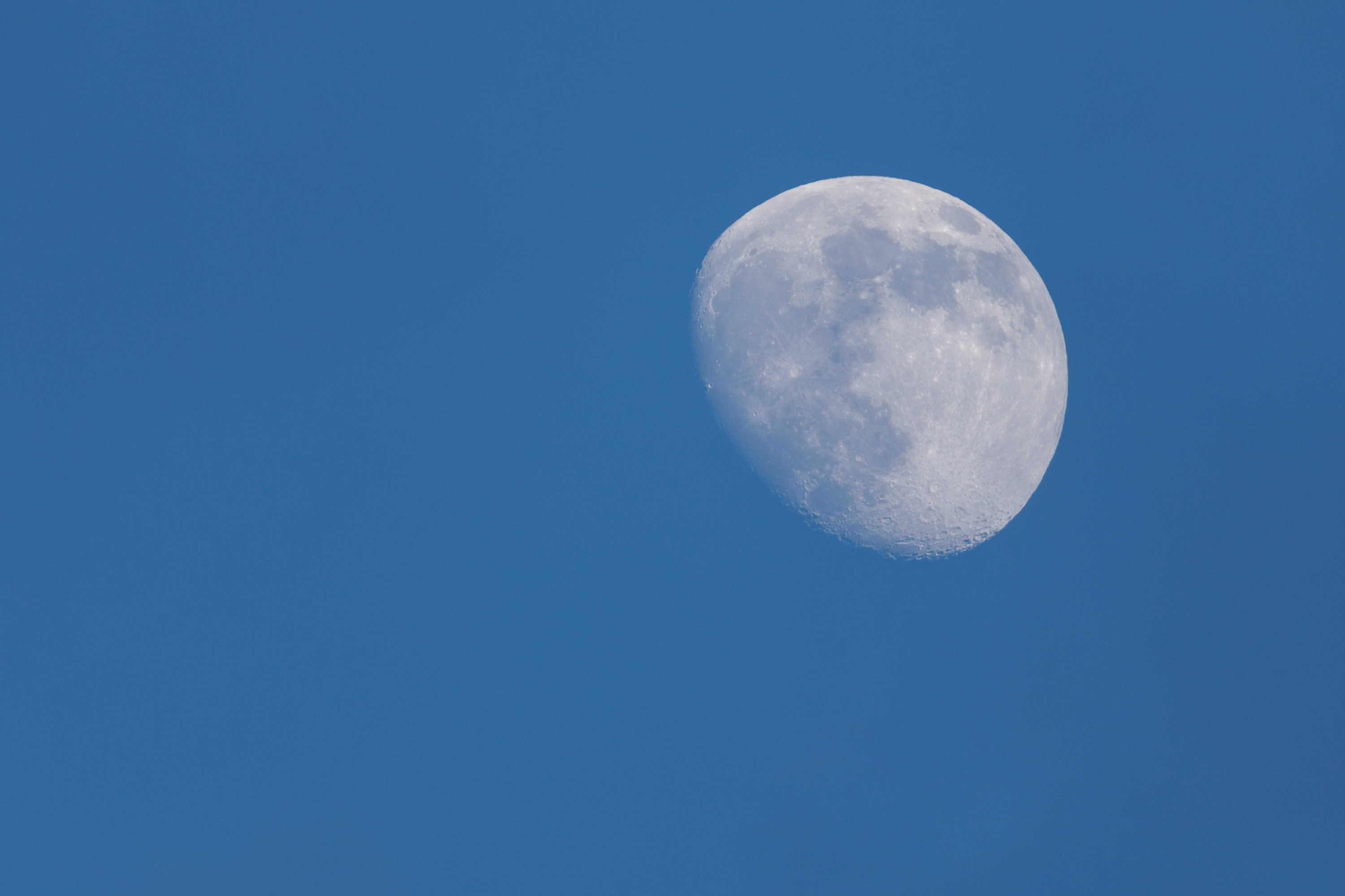 Canon EOS R3 moon sample image