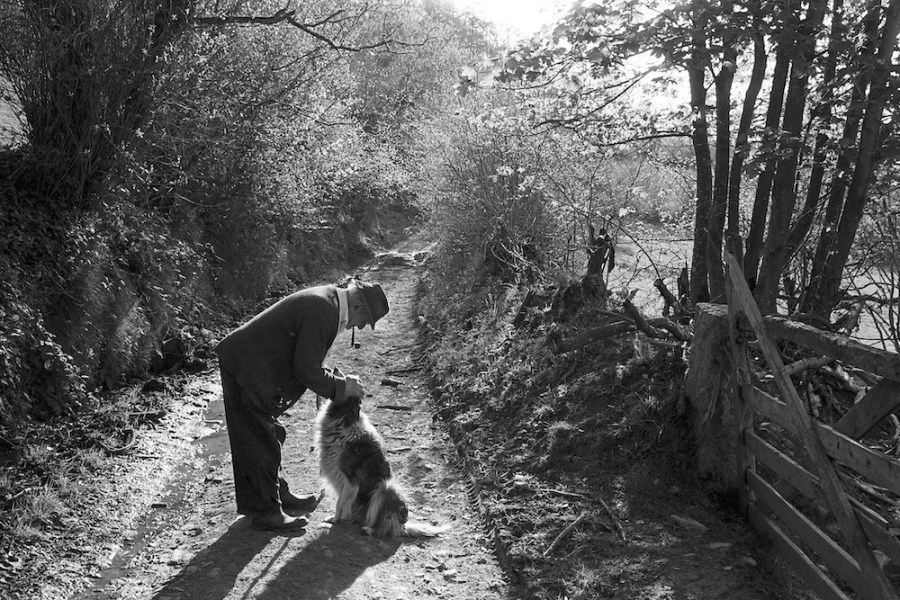Archie Parkhouse and his dog Sally, 1982. © James Ravilious/Beaford Archive