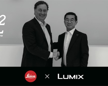 Announcing the new L² Technology agreement are Matthias Harsch (left), CEO of Leica Camera AG and Yosuke Yamane (right), vice president of Panasonic Entertainment & Communication Co. Ltd