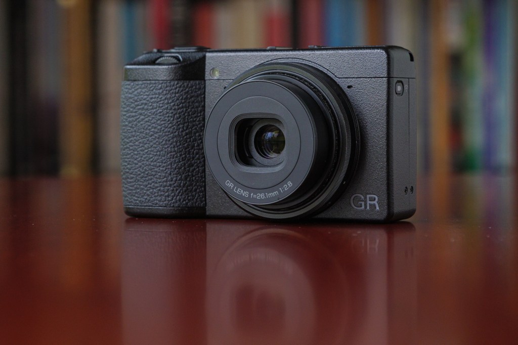 Ricoh GR IIIx lens extended, Fujifilm X100VI vs Ricoh GRIIIx HDF