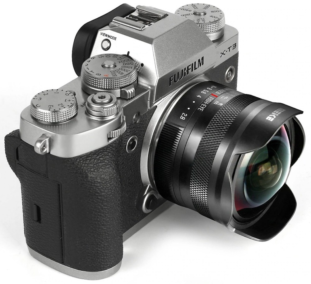 The front glass of the Meike 7.5mm F2.8 fisheye lens can be seen clearly here on a Fujifilm X-T3 body