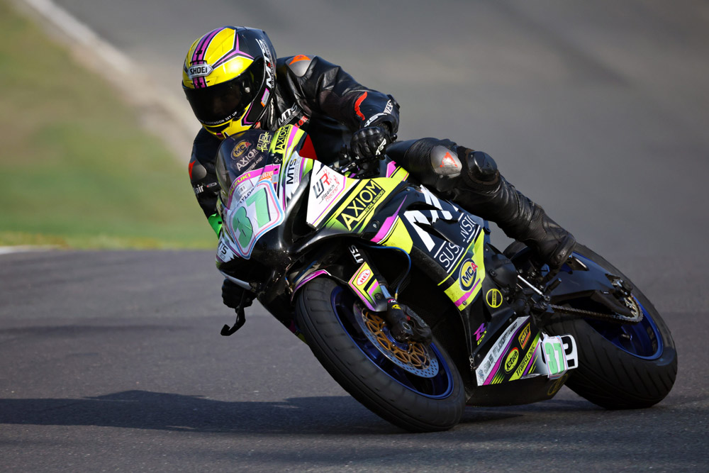 Sports photography: Motorsports action - using a fast shutter speed to freeze the bike. Photo: Andy Westlake (1/2000s, f/11, ISO2000, 800mm)
