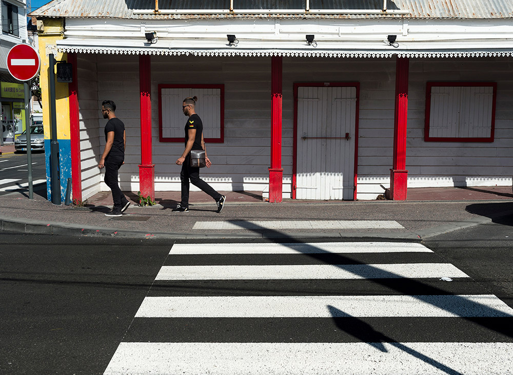 Street scene, La Reunion – triangulation in action