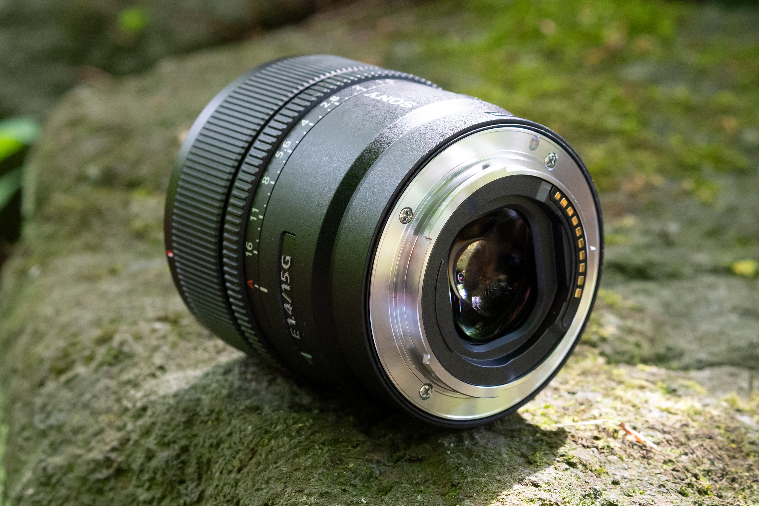 Sony E 15mm F1.4 G rear mount and electric contacts