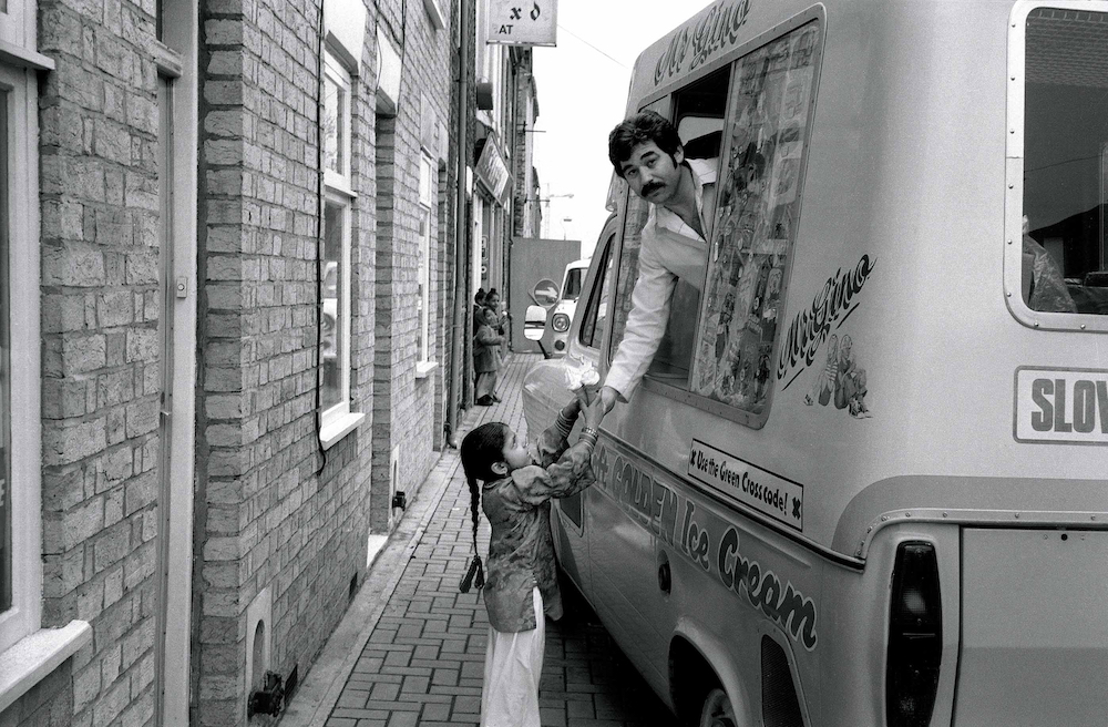 Ice cream seller Genesio Borrillo (aka Mr. Gino) pictured serving Zahida Parveen, 1980. © Chris Porsz