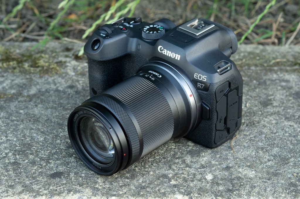 Super-fast Canon mirrorless camera with lens hits year-low price