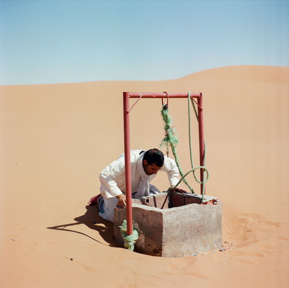 A man looking for water in the desert. © M'hammed Kilito/LOBA 2022 