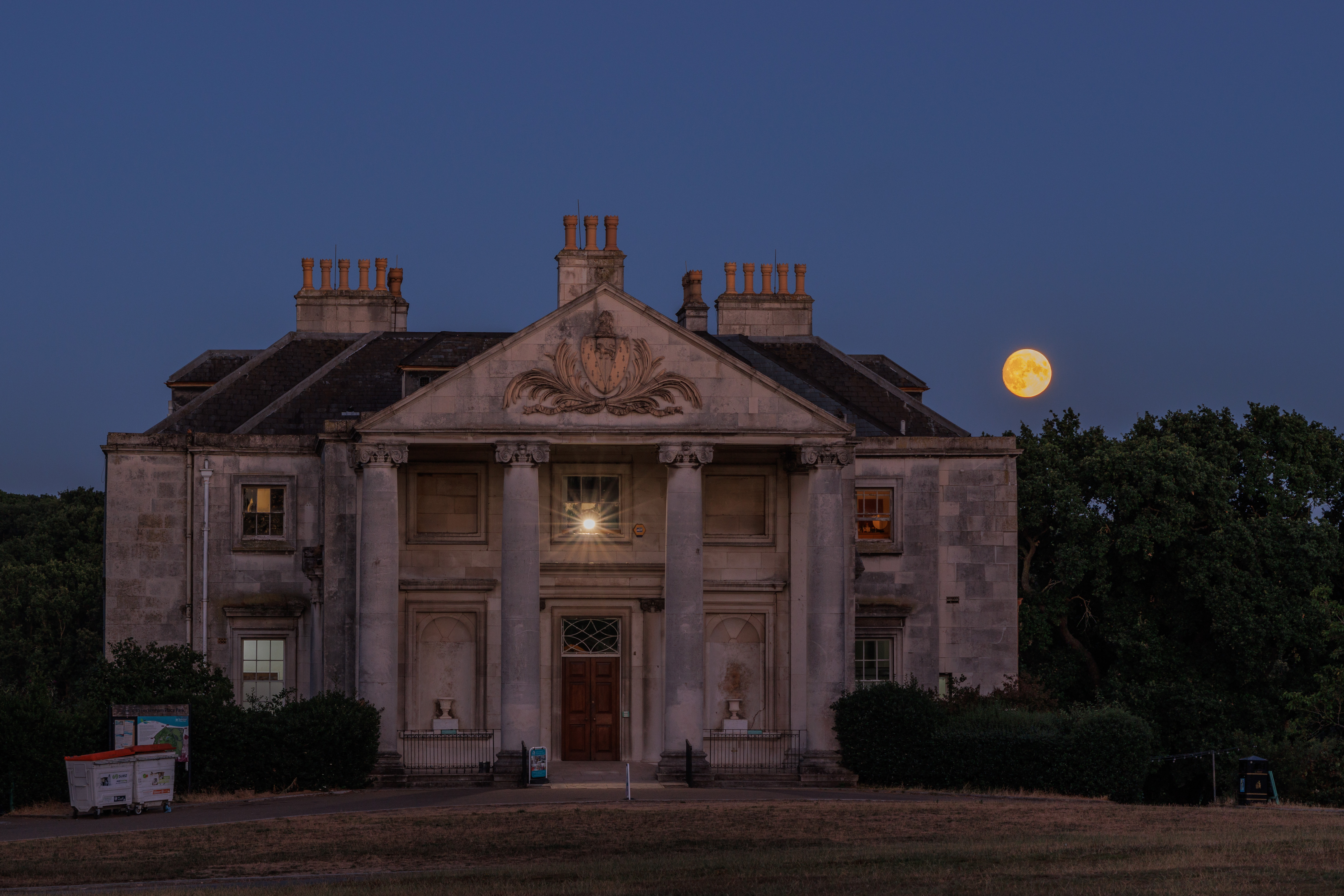 Moonrise Dynamic Range Canon EOS R10 sample image, A manor at night with the full moon.