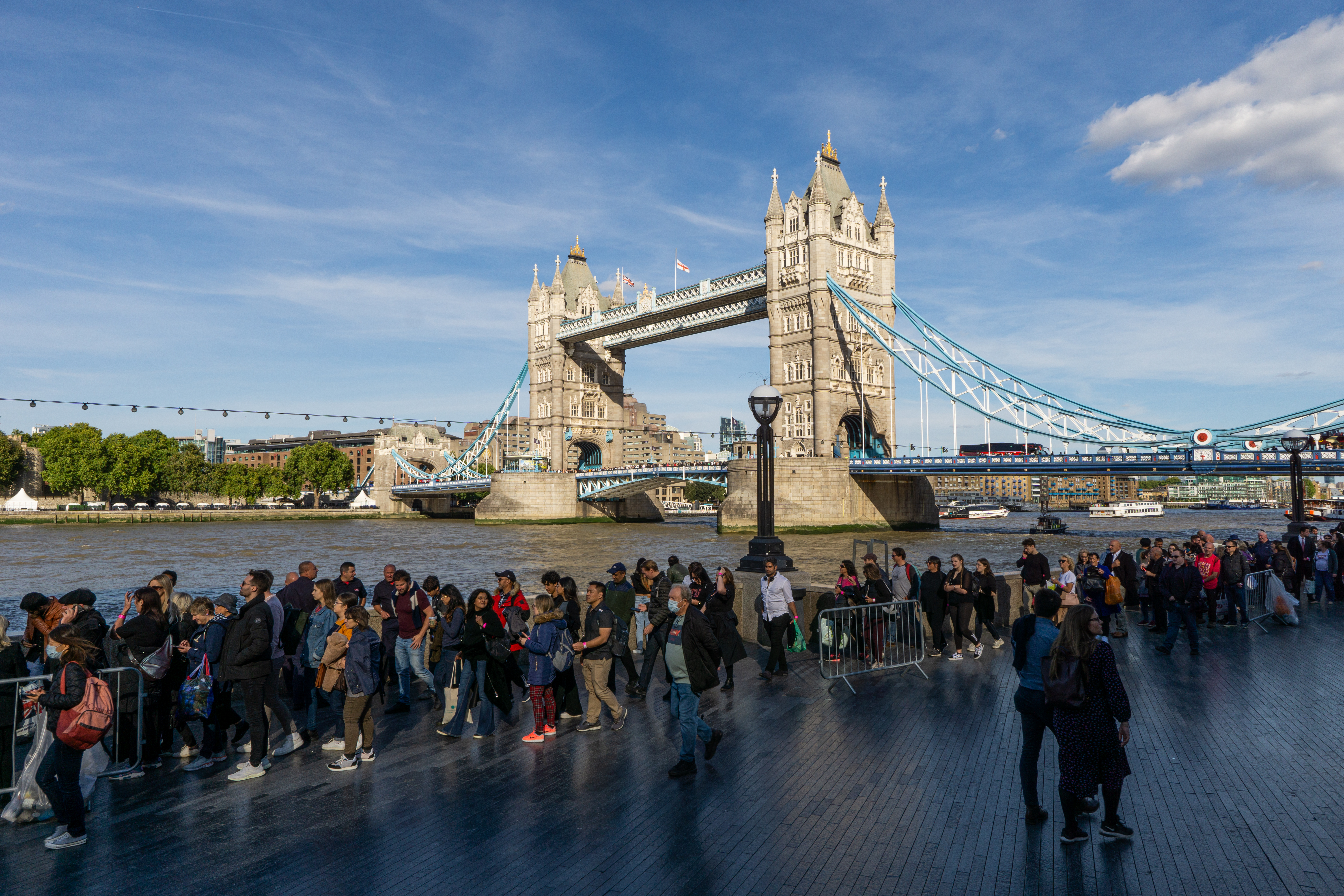 Sony E PZ 10-20mm F4 G Tower Bridge and The Queue sample image
