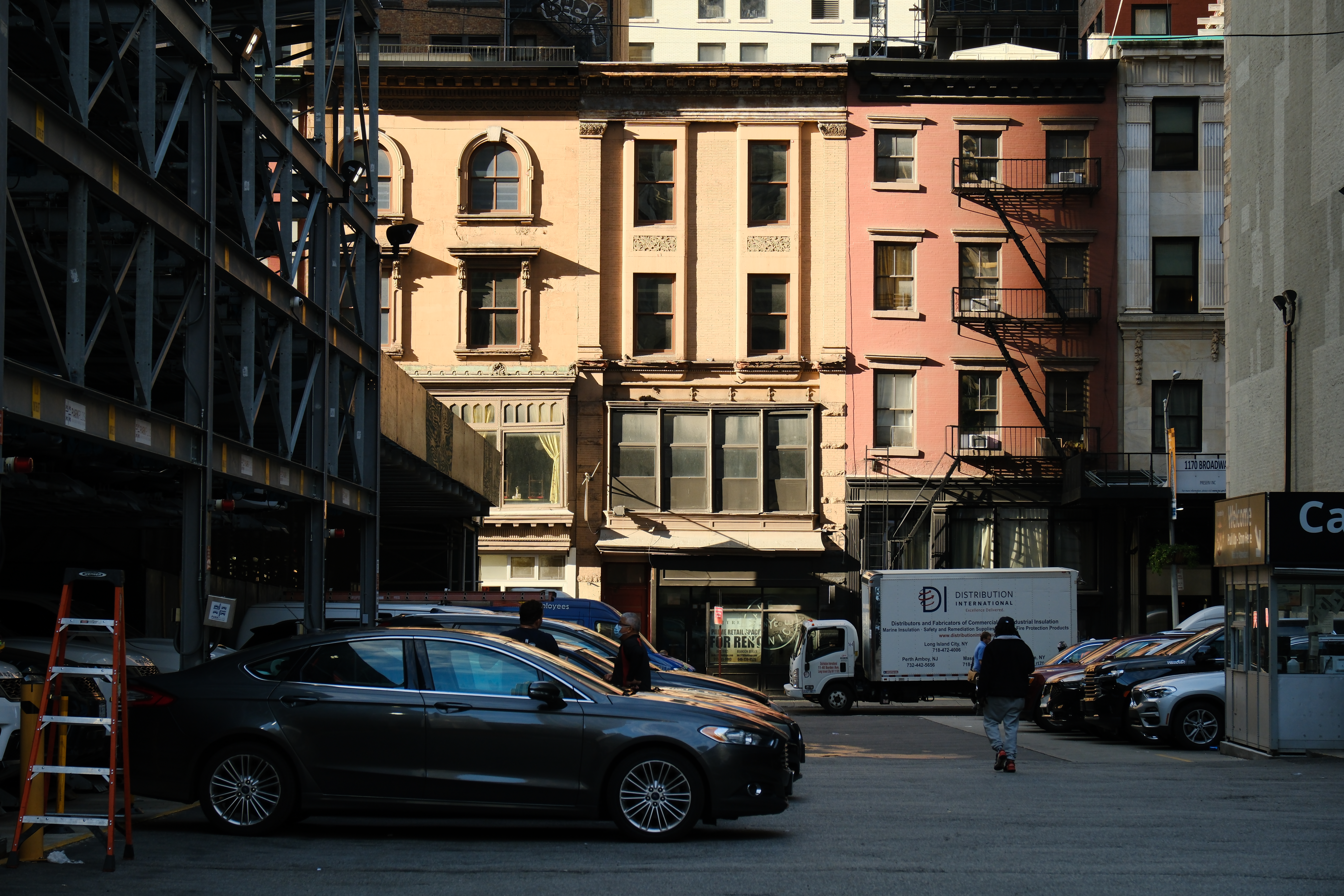 New York parking, Fujifilm X-H2 with 16-55mm F2.8 lens, at 55mm, 1/300s, f/5.6, ISO500 (DR400), -0.3ev, Photo: Joshua Waller