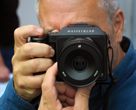 Hasselblad X2D 100C in hand with AP Editor Nigel Atherton, Photo: Joshua Waller