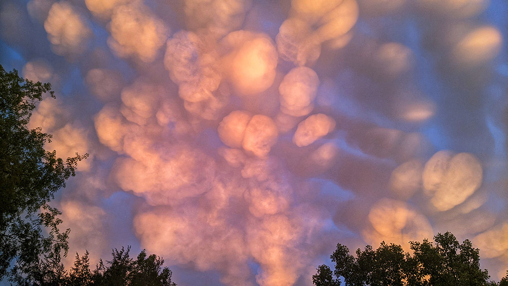 Mammatus Sunset © Eris Pil. 16 June 2022. Royal Meteorological Society Young Weather Photographer of the Year 2022 title winner. Pixel 3 Phone