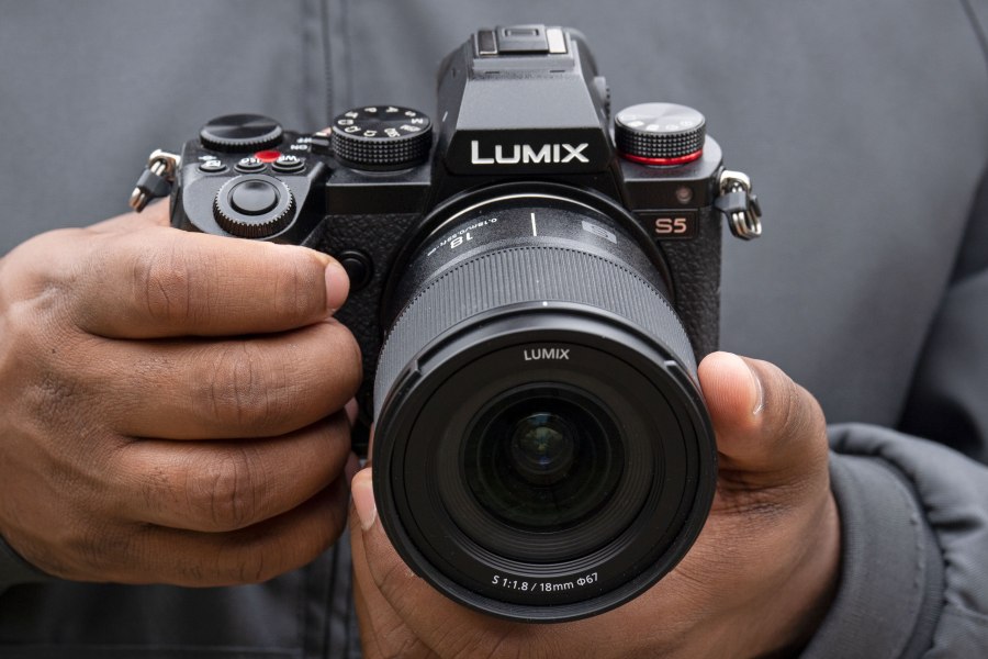 Panasonic Lumix S 18mm F1.8 black friday cameras