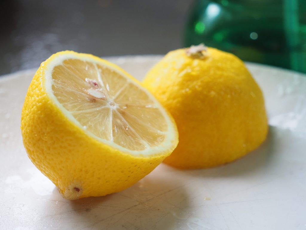 Focus is quick and reliable, here's a lemon cut in half, 1/80s, f/4, ISO400, 45mm, Photo: Joshua Waller