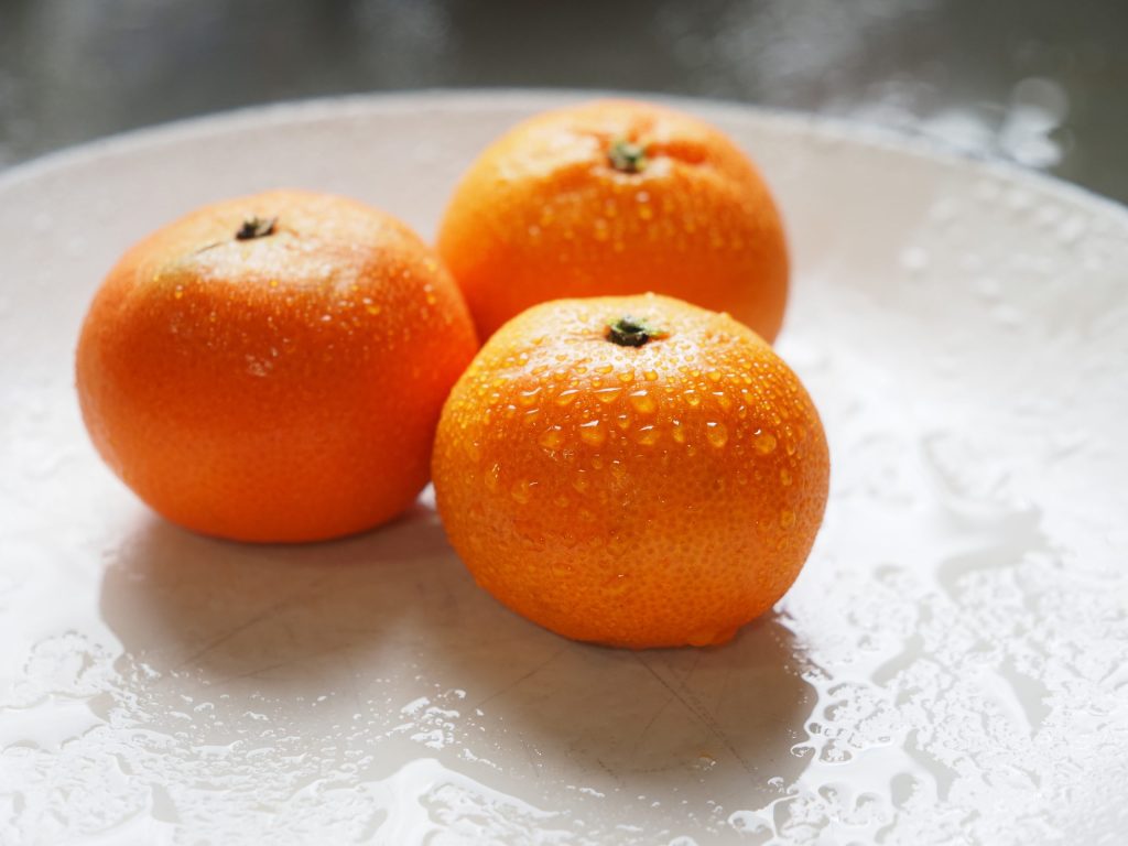 Wet oranges on a plate, 1/40s, f/4, ISO400, 45mm, Photo: Joshua Waller