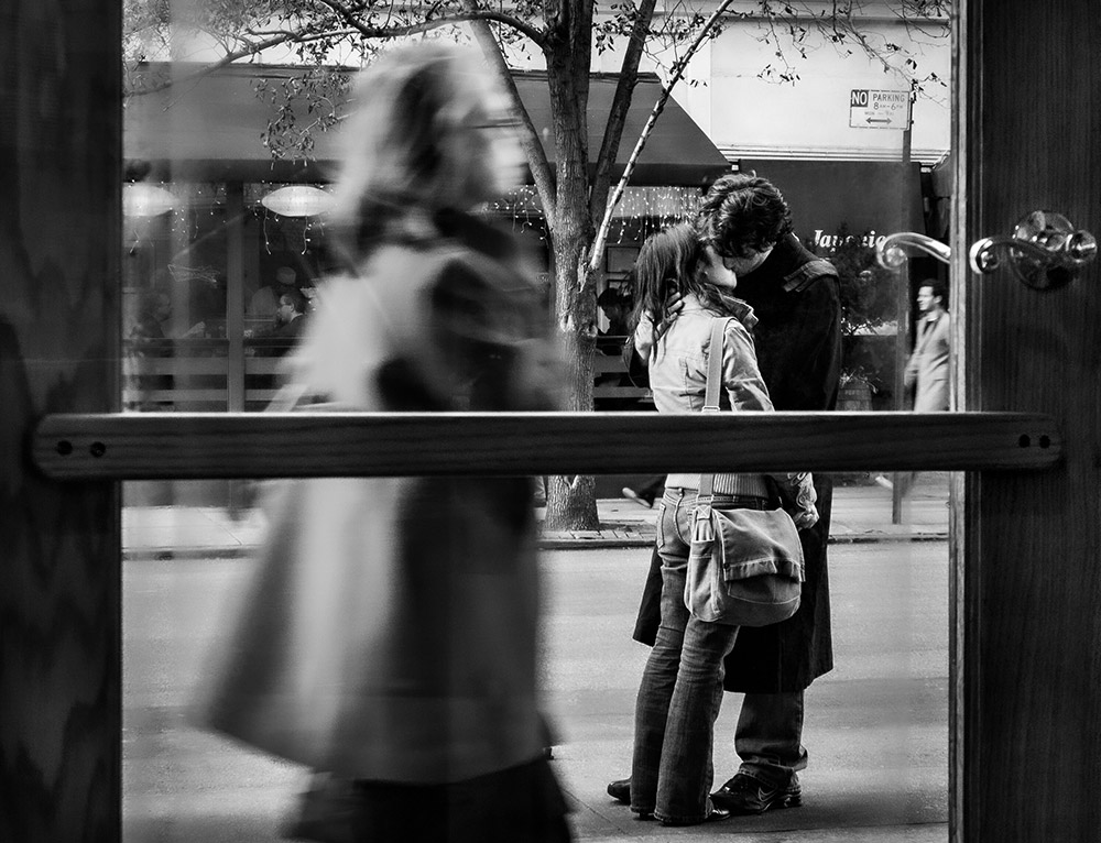 couple kissing on station platform photo Christer Bjorkman apoy 2022 street entry