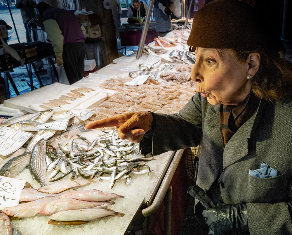 woman in fish market street photo apoy 2022